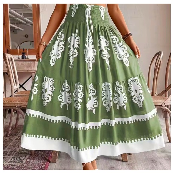 Dresses & Skirts - Boho Large Green and White Floral Print Elastic Waist Maxi Skirt